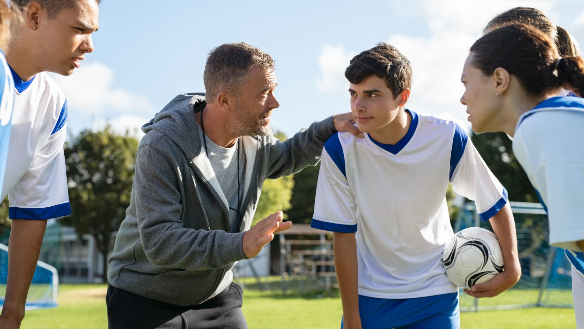 Entrenador con un equipo de fútbol