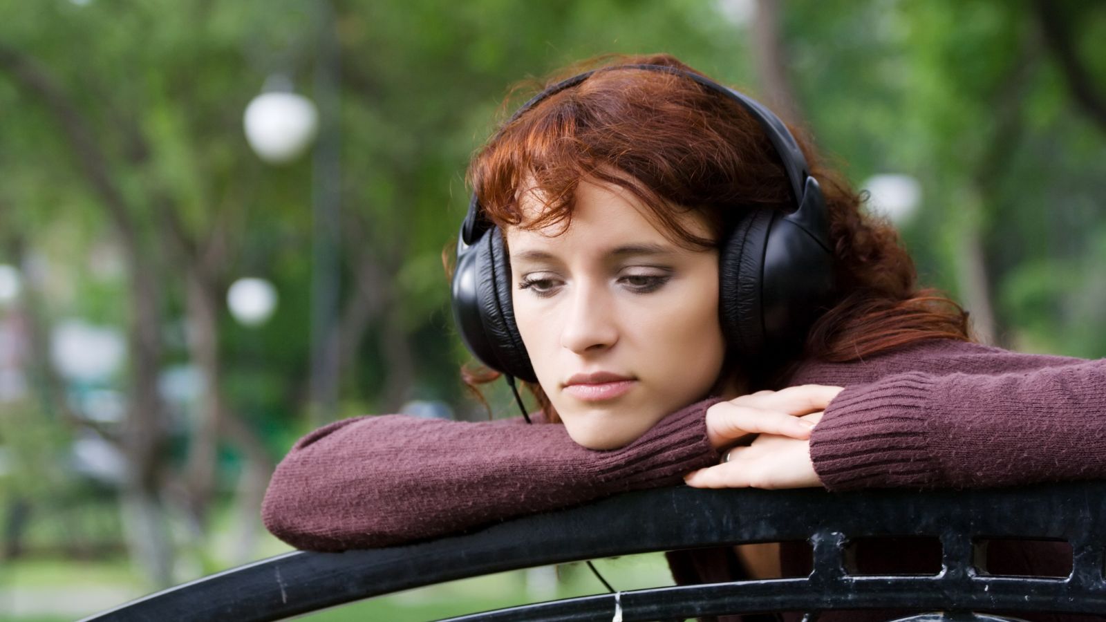 Chica escuchando música con auriculares