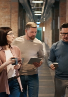 Personas hablando en un ambiente laboral